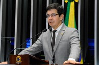 Randolfe Rodrigues lê manifesto de procuradores da República