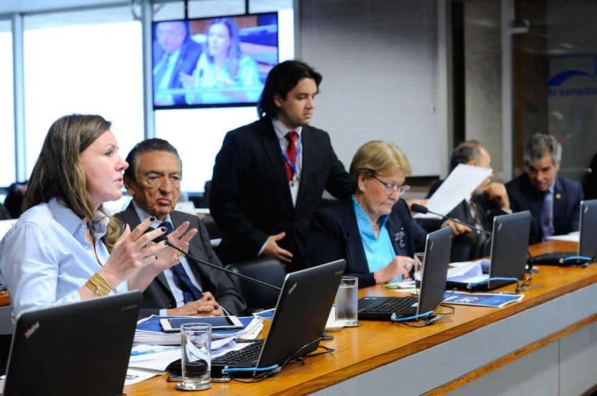 A senadora Vanessa Graziottin (à esquerda) lamentou que no Amazonas, estado que ela representa, muita gente fume cigarros contrabandeados do Paraguai