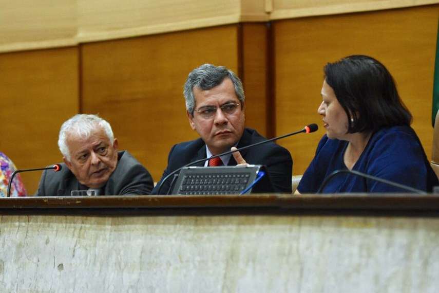 Senadora Fátima Bezerra fala com o senador Elber Batalha (E) e o vereador de Aracaju Iran Barbosa 