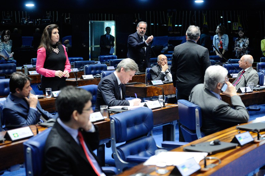 Senadores avaliam em Plenário a decisão do presidente Eunício Oliveira de dar prioridade à votação de uma agenda positiva para o país