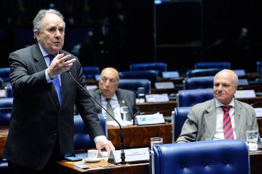 O senador Cristovam Buarque sugeriu a Eunício Oliveira a criação de uma comissão ou grupo de trabalho  para elaborar propostas para salvar também o setor de Ciência e Tecnologia