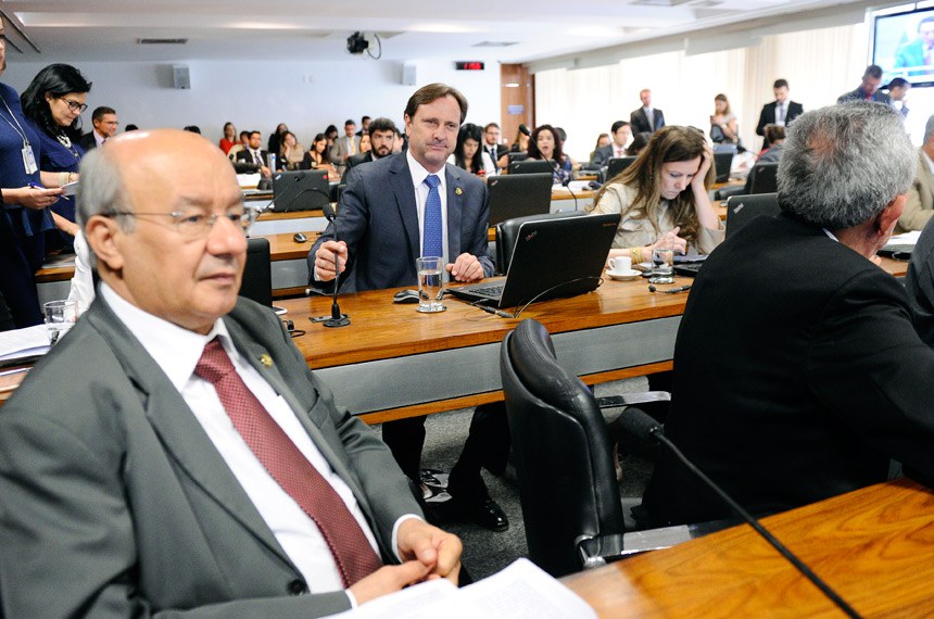 O senador Acir Gurgacz (ao centro) foi o relator do projeto na CCJ