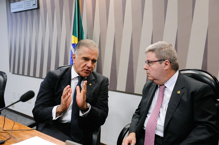 O presidente da Comissão Mista de Desburocratização, deputado Júlio Lopes, conversa com o relator, senador Antonio Anastasia
