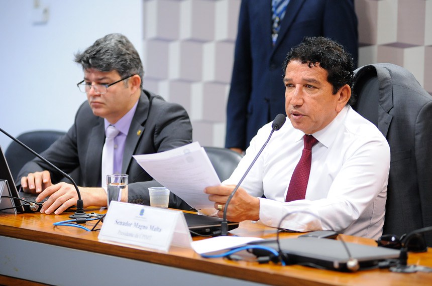 Senador Magno Malta (D), presidente da CPI dos Maus-Tratos, e o relator, senador José Medeiros
