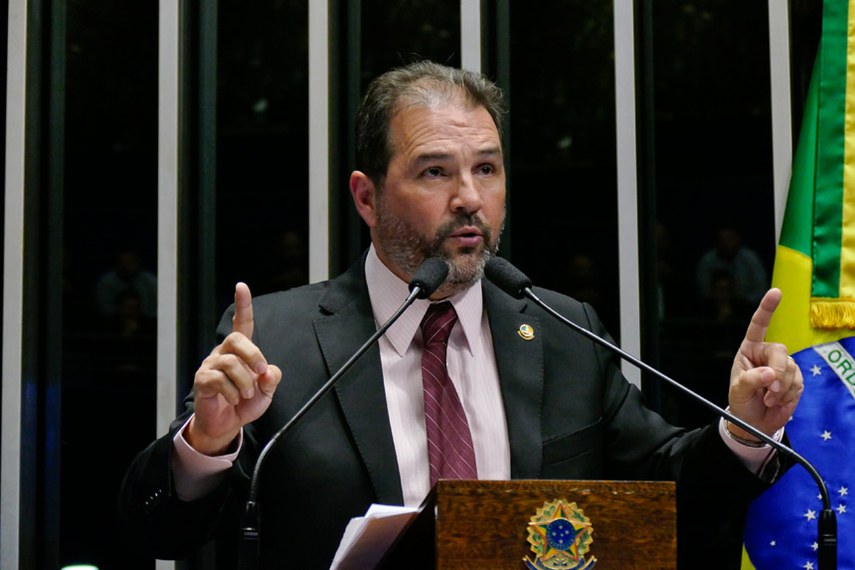 O texto apresentado pelo senador Eduardo Lopes (PRB-RJ) e aprovado pelo Senado manteve o serviço como privado e retirou a exigência de placa vermelha ou permissão municipal