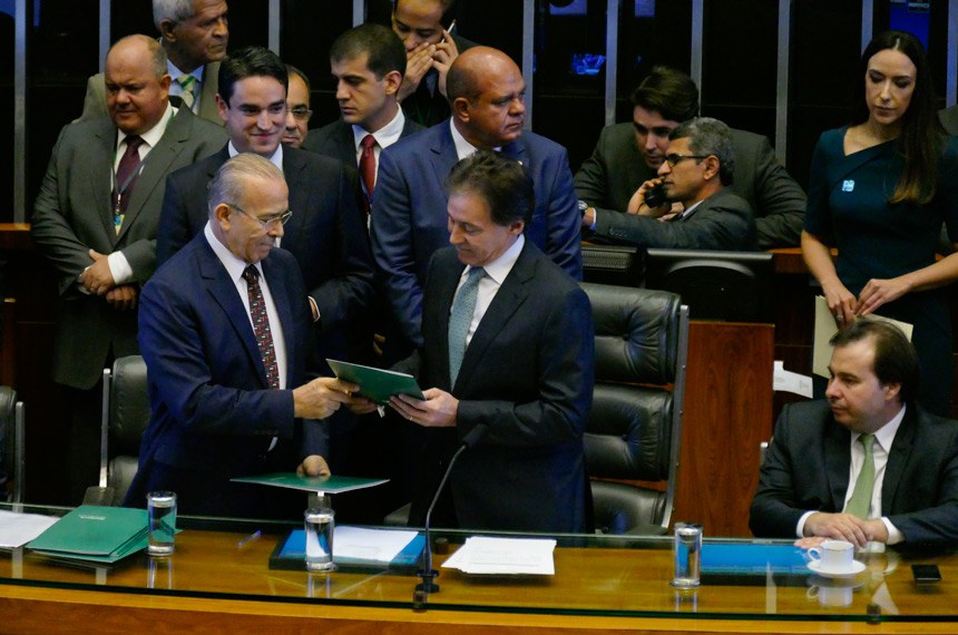 Eliseu Padilha entregou a mensagem presidencial ao presidente do Senado, Euncio Oliveira, em 2017. Roque de S/Agncia Senado