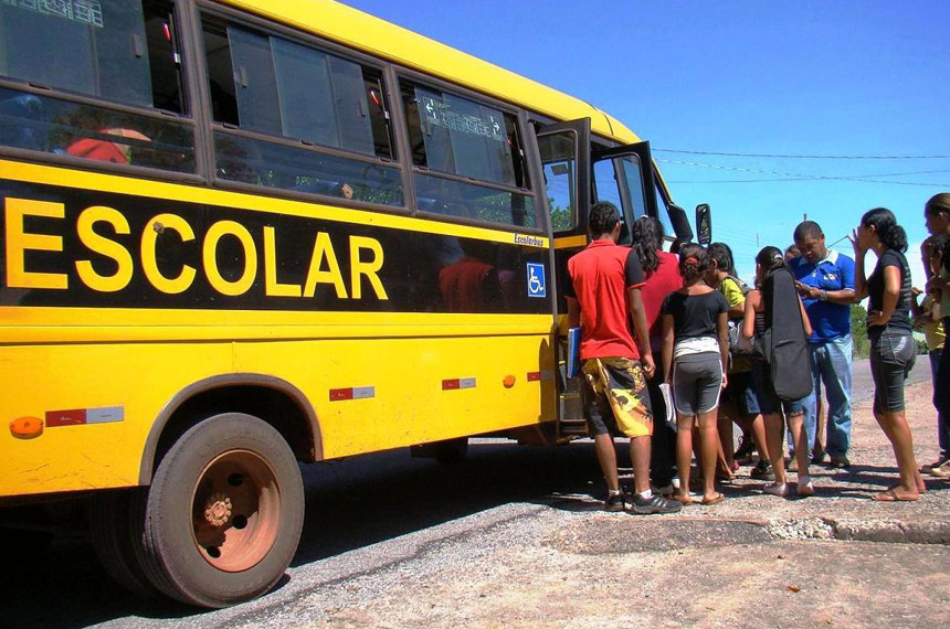 O ônibus escolar amarelo viaja para o prédio da escola através do
