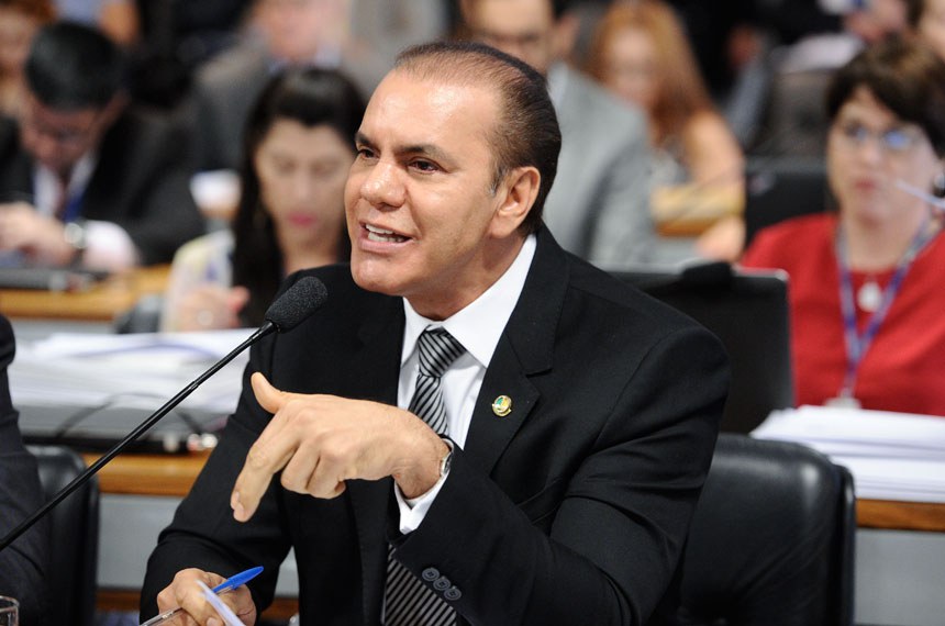 O senador Ataídes Oliveira (PSDB-TO) aponta a indignação popular contra corrupção na máquina pública e sugere que nomeações tenham caráter técnico