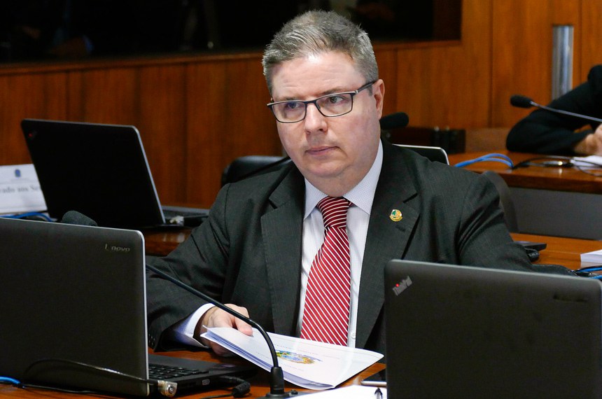 O senador Antonio Anastasia (PSDB-MG) foi o relator da proposta (PLC 19/2017) que originou a  Lei 13.444/2017, que cria o Documento Nacional de Identidade 