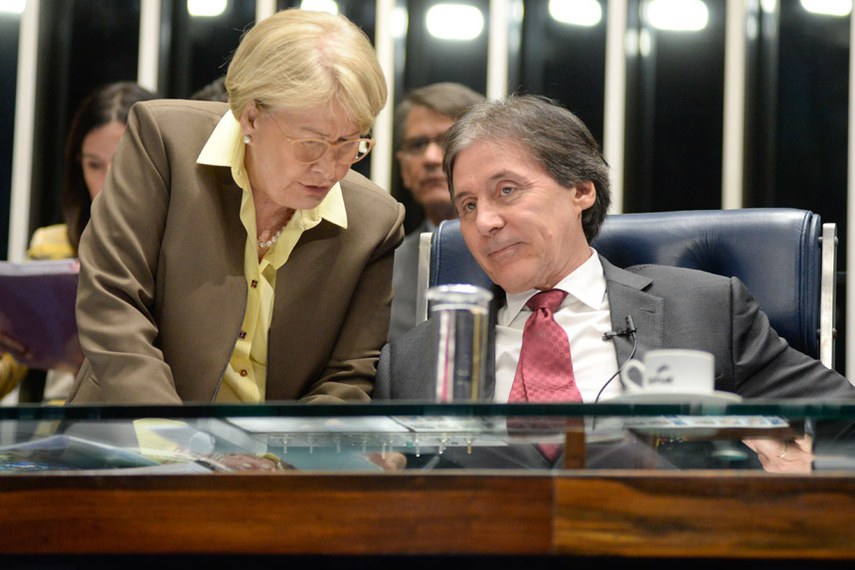 Autora do PLS 25/2014 — Complementar, a senadora Ana Amélia (PP-RS) conversa com o presidente do Senado, Eunício Oliveira: segurança pública em pauta