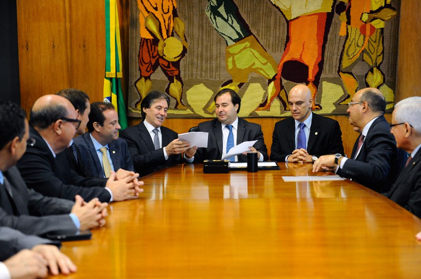 O presidente do Senado, Eunício Oliveira, em reunião nesta quarta-feira (28) com o presidente da Câmara dos Deputados, Rodrigo Maia, e o ministro do Supremo Tribunal Federal (STF) Alexandre de Moraes