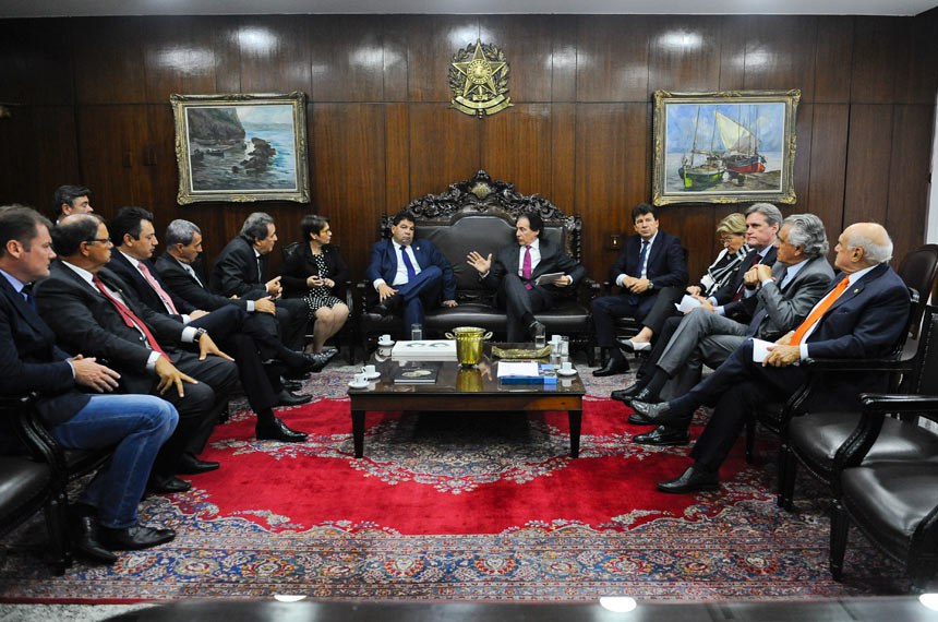 Eunício (à dir. ao fundo) conversa com senadores e deputados da Frente Parlamentar da Agropecuária 