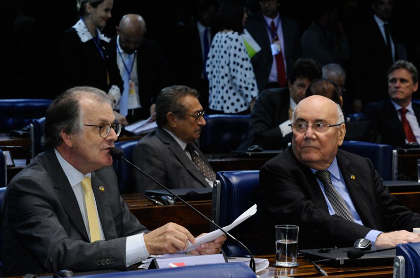 O relator da proposta, Dalírio Berber (e), e Flexa Ribeiro, em sessão no Plenário do Senado