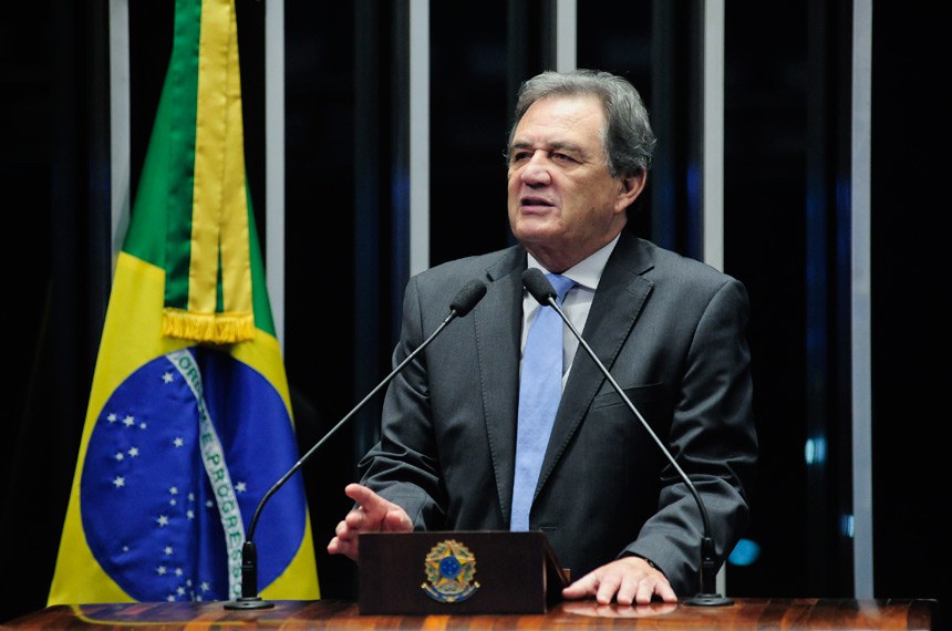 Plenário do Senado Federal durante sessão deliberativa extraordinária. Em discurso, à tribuna, senador Waldemir Moka (PMDB-MS). Foto: Pedro França/Agência Senado