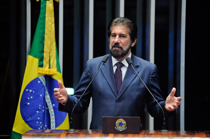 Plenário do Senado Federal durante sessão deliberativa extraordinária. Em discurso, à tribuna, senador Valdir Raupp (PMDB-RO). Foto: Pedro França/Agência Senado