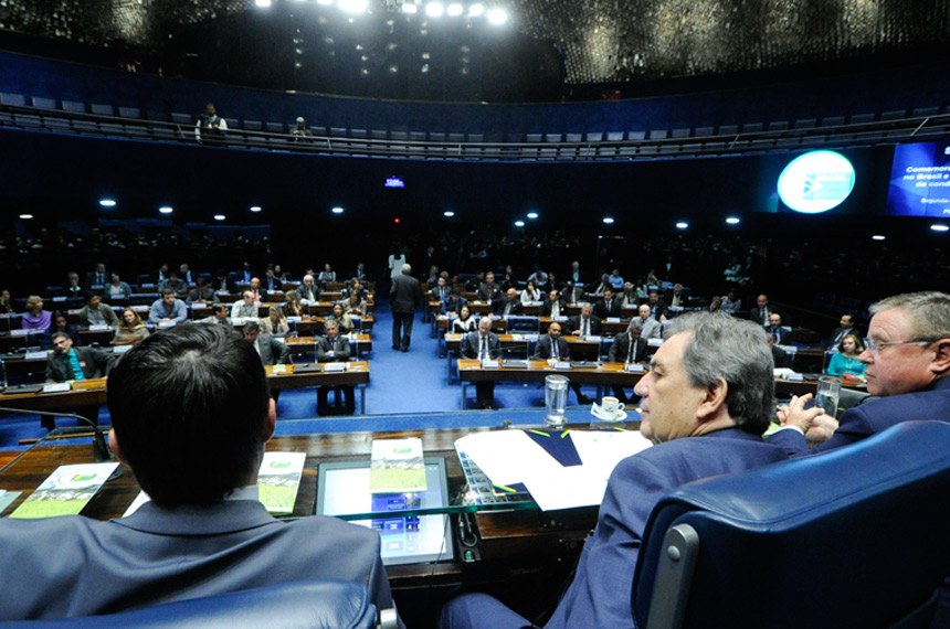 Ao lado do ministro Blairo Maggi (D), o senador Moka preside a sessão com o Plenário lotado  