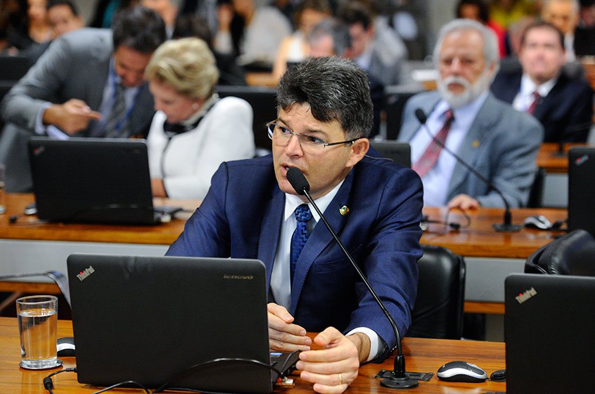o relator, senador José Medeiros (Pode-MT), apresentou relatório favorável ao PLS 367/2017, que proíbe a concessão de incentivos da Lei Rouanet a projetos culturais que incitem a prática de crimes ou atentem contra a moral pública