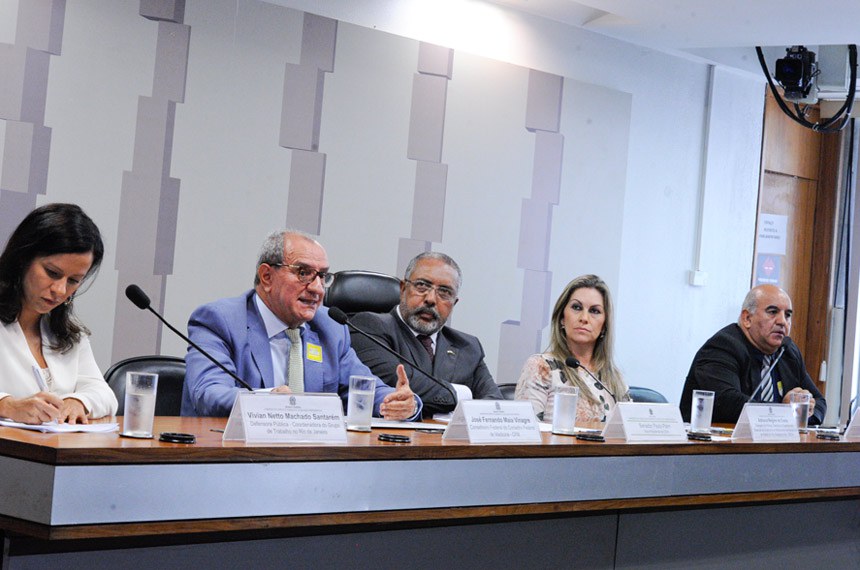 Comissão de Direitos Humanos e Legislação Participativa (CDH) realiza audiência interativa para tratar sobre desaparecimento, tráfico e abuso sexual de crianças.  Mesa: defensora pública coordenadora do Grupo de Trabalho no Rio de Janeiro, Vivian Netto Machado Santarém; conselheiro federal do Conselho Federal de Medicina (CFM), José Fernando Maia Vinagre; vice-presidente da CDH, senador Paulo Paim (PT-RS); delegada de Polícia, diretora do Departamento Estadual da Criança e do Adolescente da Polícia Civil do Estado do Rio Grande do Sul (Deca), Adriana Regina da Costa; coordenador da pasta de relações institucionais do Fórum Colegiado Nacional de Conselheiros Tutelares (FCNCT), Júlio Fontoura.  Foto: Edilson Rodrigues/Agência Senado