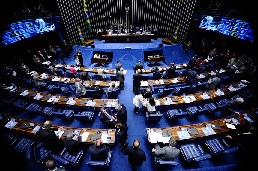 Plenário do Senado Federal durante sessão deliberativa extraordinária. Participam: senador Cássio Cunha Lima (PSDB-PB); presidente do Senado Federal, senador Eunício Oliveira (PMDB-CE); Luiz Fernando Bandeira de Mello Filho. Foto: Marcos Oliveira/Agência Senado