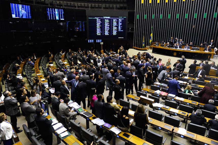 Sessão do Congresso Nacional do dia 03 de abril, quando o veto à proposta de refinanciamento de dívidas dos pequenos empresários foi derrubado