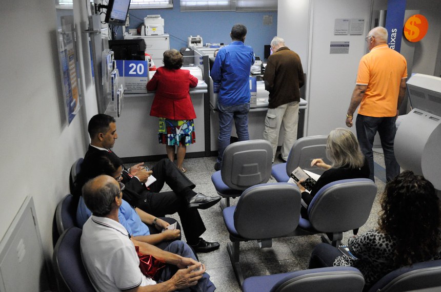 Agência da Caixa Econômica Federal no Senado.  Atendimento aos clientes da Caixa Econômica Federal, caixas e gerência.  PLS 749/2015 - Altera a Lei nº 8.036, de 11 de maio de 1990, para dispor que a conta vinculada do trabalhador no FGTS poderá ser movimentada por necessidade pessoal, cuja urgência e gravidade decorram de desastre natural, ocasionado ou não pela ação humana, conforme disposto em regulamento, ou crime ambiental de larga proporção, observadas as condições que especifica.  Foto: Pillar Pedreira/Agência Senado