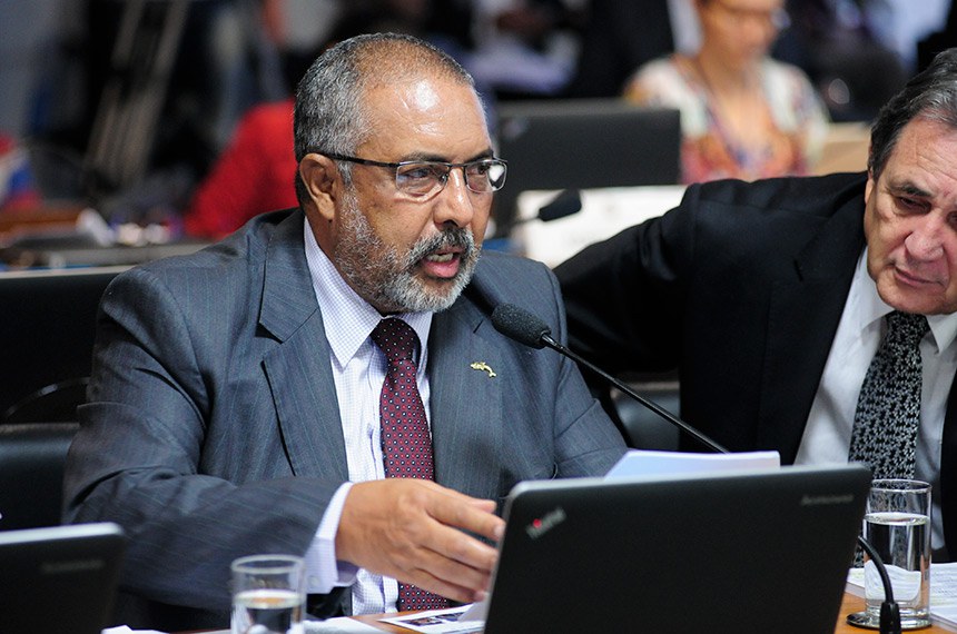 Comissão de Assuntos Sociais (CAS) realiza reunião com 16 itens. Entre eles, o PLC 73/2011, que trata do pagamento dos honorários de intérprete judicial. (E/D): senador Paulo Paim (PT-RS), em pronunciamento; senador Waldemir Moka (PMDB-MS). Foto: Pedro França/Agência Senado