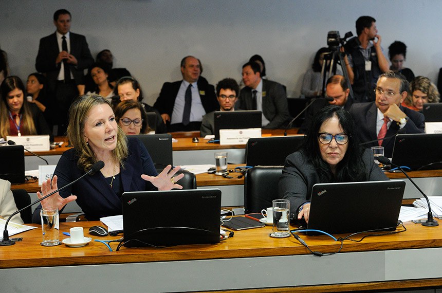A senadora Vanessa defende projeto de Lindbergh Farias, na CAS, ao lado de Rose de Freitas