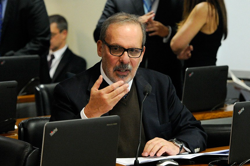 O relator, senador Armando Monteiro (PTB-PE), apresentou emendas ao projeto, do senador Eunício Oliveira (PMDB-CE). Texto segue para a Câmara
