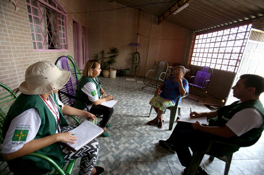Agentes comunitários de saúde visitam famílias em Brasília-DF