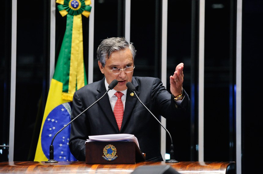 O senador Eduardo Amorim (PSDB-SE) é o autor do projeo que destina 30% do valor das multas de trânsito para o SUS