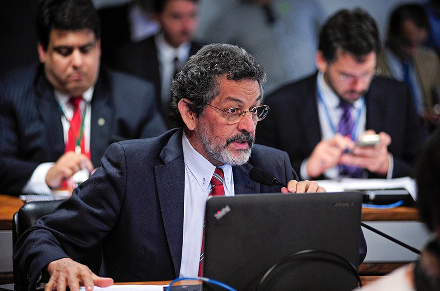 O senador Paulo Rocha (PT-PA) apresentou relatório favorável à outorga de rádios educativas a instituições de ensino superior públicas e privadas