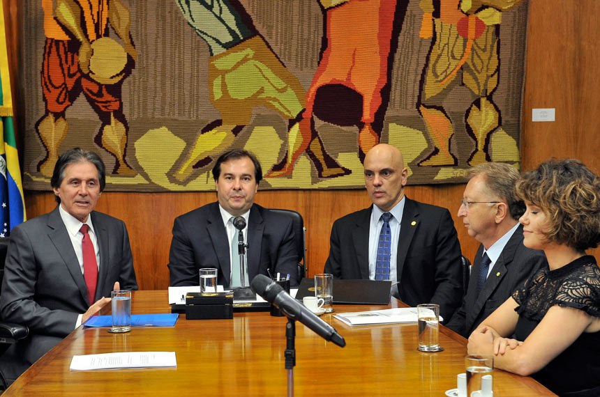 Eunício Oliveira e Rodrigo Maia receberam o anteprojeto das mãos do ministro Alexandre Moraes, do STF