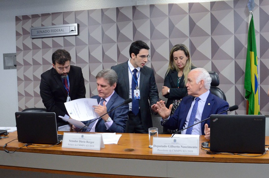 A comissão mista da MP 821/2018 é presidida pelo deputado Gilberto Nascimento (D). O relator da matéria é o senador Dário Berger (E)


