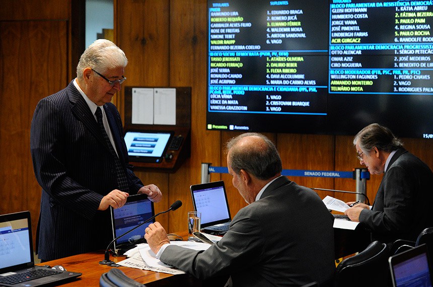 Comissão de Assuntos Econômicos (CAE) realiza reunião deliberativa com 14 itens na pauta. Entre eles, o PLC 122/2015, que impede sublocação de imóvel pelo franqueador. Bancada: senador Dalírio Beber (PSDB-SC); senador Armando Monteiro (PTB-PE); senador Roberto Requião (PMDB-PR). Foto: Marcos Oliveira/Agência Senado