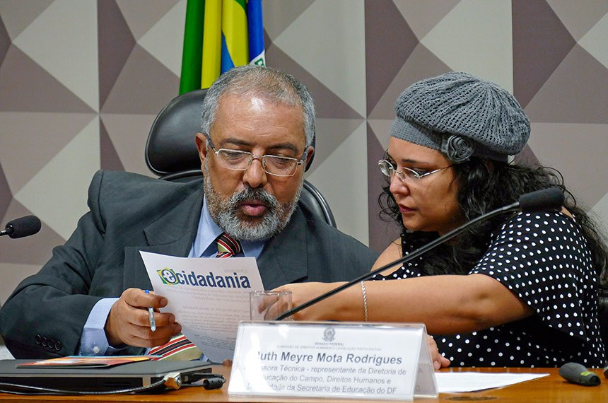 O senador Paulo Paim (PT-RS), que sugeriu a audiência pública, ao lado da doutora em educação Ruth Meyre Mota Rodrigues: defesa de uma 'cultura de paz'