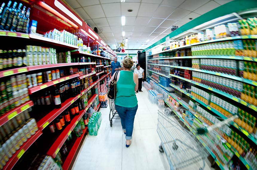 O setor de supermercados deve crescer 1,9%, em 2014, de acordo com a previsÃ£o da AssociaÃ§Ã£o Brasileira de Supermercados (Abras), divulgada, na convenÃ§Ã£o do setor em Atibaia, interior paulista. 