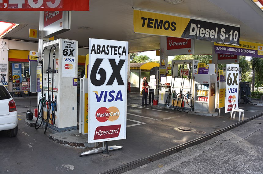 BIE - Posto de combustível da quadra 109 norte, em Brasília,  oferece parcelamento de combustível em até 6 vezes sem juros no cartão de crédito.  Foto: Pillar Pedreira/Senado Federal