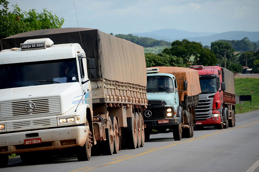 Caminhões transportam carga pelas rodovias do Estado de Goiás.