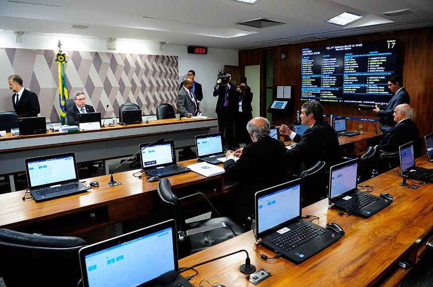 Comissão de Constituição, Justiça e Cidadania (CCJ) realiza reunião com 22 itens na pauta. Entre eles, o PLS 631/2011, que altera processo de escolha dos membros e funcionamento dos conselhos tutelares. À mesa, vice-presidente da CCJ, senador Antonio Anastasia (PSDB-MG) conduz reunião. Bancada: senador Lasier Martins (PSD-RS); senador Lindbergh Farias (PT-RJ) - em pronunciamento; senador José Pimentel (PT-CE). Foto: Pedro França/Agência Senado