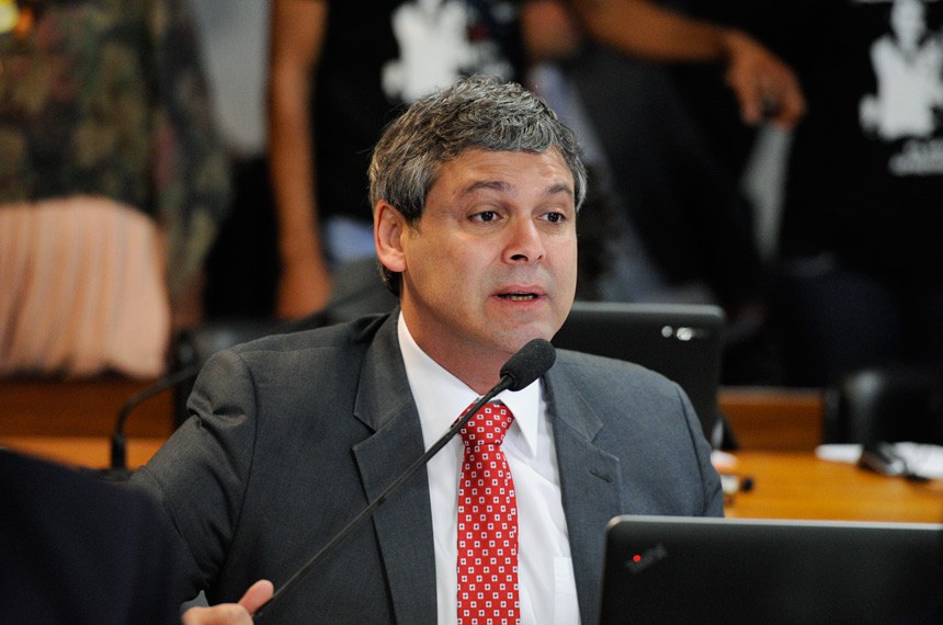 ComissÃƒÂ£o de Assuntos Sociais (CAS) realiza reuniÃƒÂ£o deliberativa com 11 itens. Entre eles, o PLC 11/2016, que cria e regulamenta as profissÃƒÂµes de cuidadores.   Em pronunciamento, senador Lindbergh Farias (PT-RJ).   Foto: Edilson Rodrigues/AgÃƒÂªncia Senado