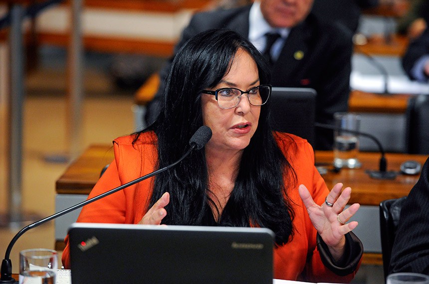 Comissão de Assuntos Econômicos (CAE) realiza audiência pública interativa para debater política de preços dos combustíveis.  Em pronunciamento, senadora Rose de Freitas (Pode-ES) à bancada.  Foto: Marcos Oliveira/Agência Senado