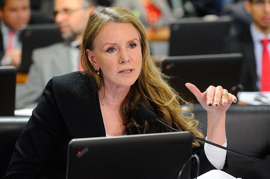 Comissão de Assuntos Econômicos (CAE) realiza audiência interativa para tratar como a inovação e a competição podem ajudar a reduzir os custos da intermediação financeira.   Em pronunciamento, à bancada, senadora Vanessa Grazziotin (PCdoB-AM).   Foto: Marcos Oliveira/Agência Senado