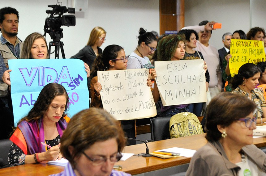 Comissão de Direitos Humanos e Legislação Participativa (CDH) realiza audiência pública interativa para instruir a Sugestão 15/2014, que regula a interrupção voluntária da gravidez, dentro das doze primeiras semanas de gestação, pelo SUS. Da bancada, manifestantes protestam com cartazes. Foto: Geraldo Magela/Agência Senado