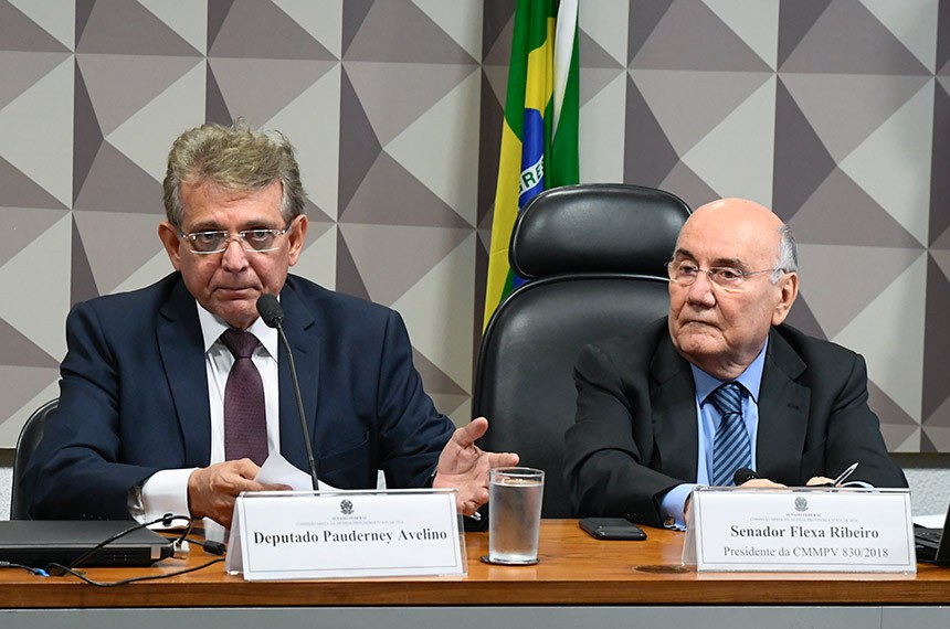 Pauderney Avelino apresenta o relatório ao lado do presidente da comissão, senador Flexa Ribeiro 