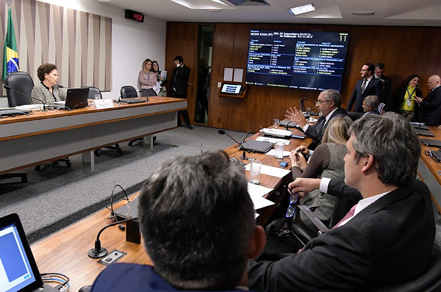 Comissão de Direitos Humanos e Legislação Participativa (CDH) realiza reunião com 29 itens na pauta. Entre eles, o PLS 382/2011, que obriga cota de brinquedos para crianças com deficiência em shoppings.  À mesa, presidente da CDH, senadora Regina Sousa (PT-PI).  Foto: Waldemir Barreto/Agência Senado