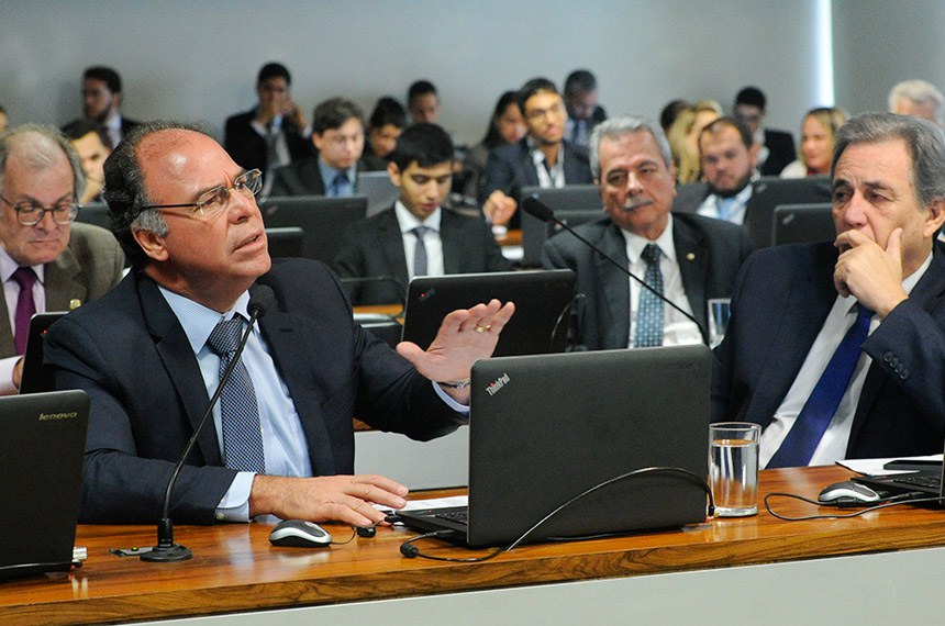 O senador Fernando Bezerra Coelho (E), autor do PLS 332/2018, realiza pronunciamento na Comissão de Assuntos Econômicos