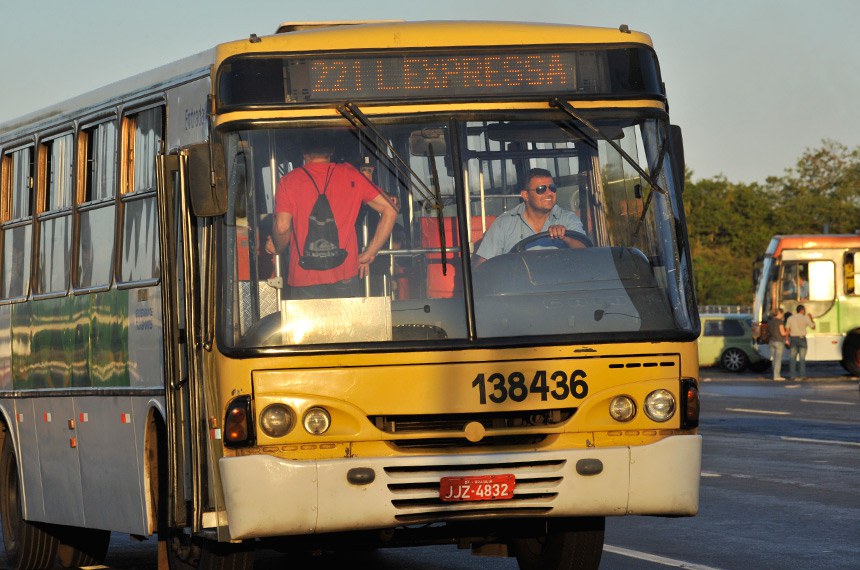 Ônibus de transporte coletivo circulam em Brasília.