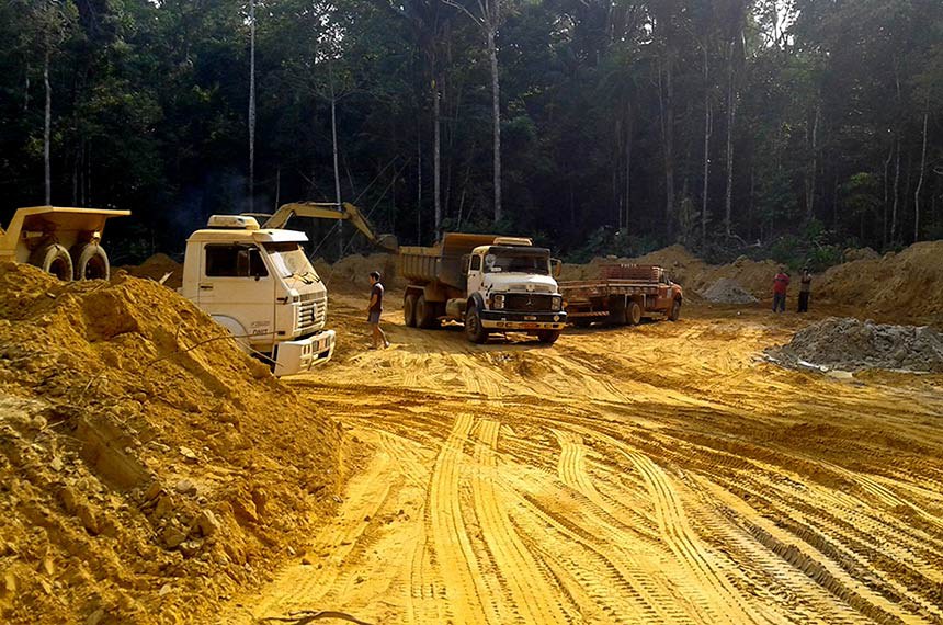 O trecho da BR-319 que passará por obras de manutenção e conservação do Dnit compreende o KM 250 e o KM 655,70 dos 870 quilômetros da rodovia. Ele é localizado nas áreas de florestas mais preservadas ao longo de toda a extensão da rodovia e está próximo de terras indígenas e unidades de conservação. Por isso, sua pavimentação é questionada por ambientalistas, cientistas e organizações da sociedade civil.