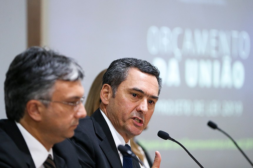Guardia (ao lado do  ministro do Planejamento, Esteves Colnago) fala na apresentação da proposta da LOA
