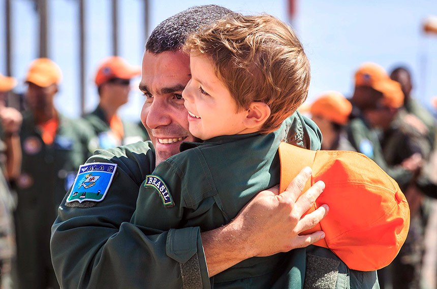 Piloto da Força Aérea revê filho após missão: pai militar terá o mesmo período de licença do servidor civil